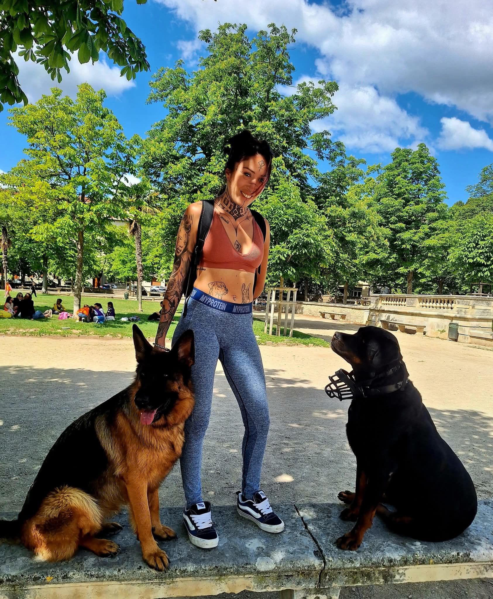 Bonnie et ses chiens en extérieur